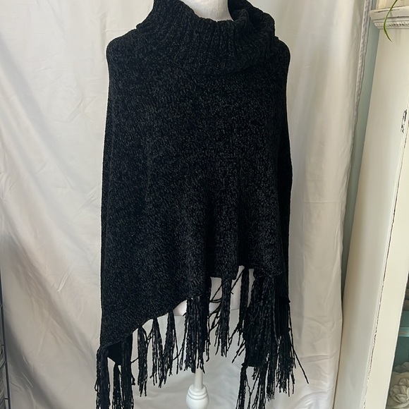 Britt’s Knit Poncho - Picture 2 of 7